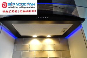 Đèn chiếu sáng giúp tạo không gian sáng sủa cho hệ thống bếp công nghiệp